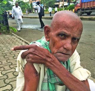 Homeless made by beating the father | पित्याला मारहाण करून केले बेघर Homeless made by beating the father | पित्याला मारहाण करून केले बेघर