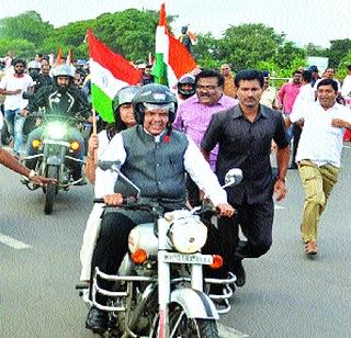 Celebrating the tricolor, the Chief Minister also participated | तिरंगा यात्रेचा जल्लोष, मुख्यमंत्र्यांचाही सहभाग Celebrating the tricolor, the Chief Minister also participated | तिरंगा यात्रेचा जल्लोष, मुख्यमंत्र्यांचाही सहभाग