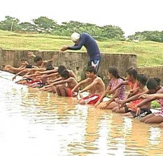 The practice of swimming in the dam to get a medal in the Olympics | ऑलिम्पिकमध्ये पदक मिळवण्यासाठी धरणात पोहण्याचा सराव