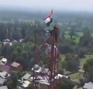 VIDEO: 164 feet heightened fighter junkie tricolor | VIDEO: 164 फूट उंचीवर चढून जवानाने फडकावला तिरंगा