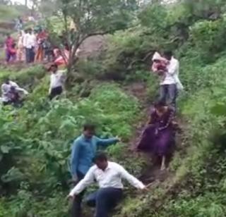 VIDEO - The pilot exercise of pilgrims in Chikhaldara | VIDEO- चिखलदरामध्ये पर्यटकांची जीवघेणी कसरत VIDEO - The pilot exercise of pilgrims in Chikhaldara | VIDEO- चिखलदरामध्ये पर्यटकांची जीवघेणी कसरत