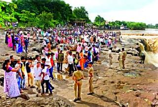Crowded waterfalls: | गर्दीचा धबधबा : Crowded waterfalls: | गर्दीचा धबधबा :