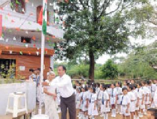 Independence Day celebrations throughout the district | स्वातंत्र्यदिनी जिल्हाभर ध्वजवंदन