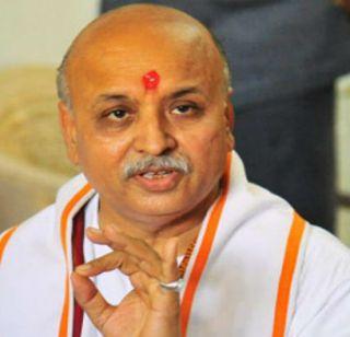 Togadini took a meeting with Sarasanghachalak | तोगडियांनी घेतली सरसंघचालकांची भेट Togadini took a meeting with Sarasanghachalak | तोगडियांनी घेतली सरसंघचालकांची भेट