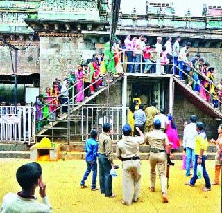 Jejuriwad's security system 'Khandoba Bharoos' | जेजुरीगडाची सुरक्षाव्यवस्था ‘खंडोबाभरोसे’ Jejuriwad's security system 'Khandoba Bharoos' | जेजुरीगडाची सुरक्षाव्यवस्था ‘खंडोबाभरोसे’