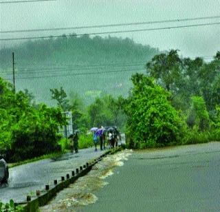 Poor traffic on the Amba river is dangerous | अंबा नदीवरील पूल वाहतुकीस धोकादायक Poor traffic on the Amba river is dangerous | अंबा नदीवरील पूल वाहतुकीस धोकादायक