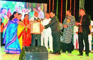 Namdeo Maharaj Mandal has given the 'Jeev Gaurav' award | नामदेव महाराज मंडळातर्फे ‘जीवनगौरव’ पुरस्कार प्रदान Namdeo Maharaj Mandal has given the 'Jeev Gaurav' award | नामदेव महाराज मंडळातर्फे ‘जीवनगौरव’ पुरस्कार प्रदान