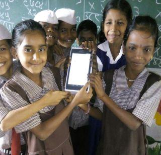 Here are the tabs in the hands of the kids on the pads | पाडयावरील बालकांच्या हाती पाटीएेवजी आला टॅब