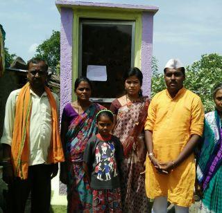 Unique Rakshabandhan - A visit to the readymade toilets by the brother | अनोखे रक्षाबंधन - भावाने बहिणीला दिली रेडीमेड शौचालयाची भेट