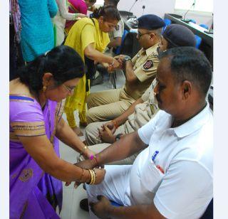 Rakshabandhan - The prisoner and the patient who is filled with purple cloth in Jalgaon | रक्षाबंधन - जळगावात मायेच्या धाग्याने भारावले कैद्यी व रुग्ण