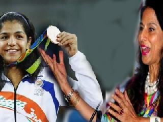 Literary Shona Dena offered Olympic medal | साक्षीनं शोभा डेंना अर्पण केलं ऑलिंपिक पदक