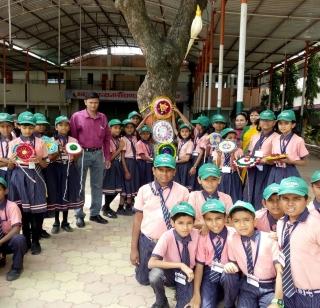 Rakhi to protect trees and take their oath! | वृक्षांना राखी बांधून त्यांच्या संरक्षणाची विद्यार्थ्यांनी घेतली शपथ!