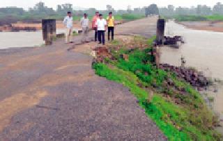 The pit near the Fendre riverbug is dangerous | फेंद्री नदीपुलाजवळील खड्डा धोकादायक The pit near the Fendre riverbug is dangerous | फेंद्री नदीपुलाजवळील खड्डा धोकादायक