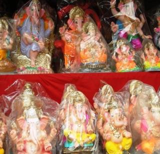 Titas bappa came out of Satara Sasamudra Palyad | टिटवाळ्यातील बाप्पा निघाले सातासमुद्र पल्याड