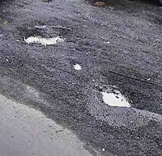 Due to road potholes, the baby suffers from fetus - Family accusation | रस्त्यांवरील खड्ड्यांमुळे बाळ गर्भातच दगावले - कुटुंबियांचा आरोप