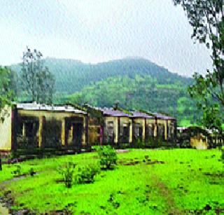 Tribal students learning in a thorny building | गळक्या इमारतीत शिकताहेत आदिवासी विद्यार्थी