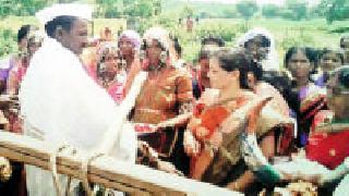 Rakhi, a farmer, built the dam on the building | बांधावर जाऊन बांधली शेतकरी बांधवाला राखी