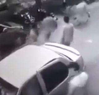 VIDEO: Hey father! Cows kidnapping from the car | VIDEO: अरे बापरे ! कारमधून गाईचं अपहरण