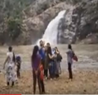 VIDEO: Fond of Hazara Falls in Gondia | VIDEO : गोंदियातील हाजरा फॉलची पर्यटकांना भुरळ VIDEO: Fond of Hazara Falls in Gondia | VIDEO : गोंदियातील हाजरा फॉलची पर्यटकांना भुरळ