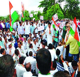 Stop the road to the Congress highway in Mahad | महाडमध्ये काँग्रेसचे महामार्गावर रास्ता रोको