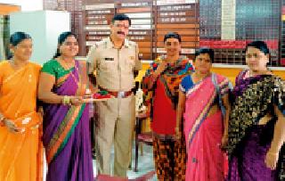 Police and prisoners built by the women of MNS | मनसेच्या महिलांनी बांधल्या पोलीस व कैद्यांना राख्या Police and prisoners built by the women of MNS | मनसेच्या महिलांनी बांधल्या पोलीस व कैद्यांना राख्या