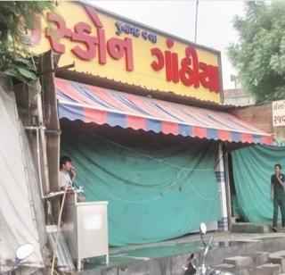 The stall was stopped by Modi, who ran a 'tea pay discussion' | ‘चाय पे चर्चा’ चालणारा मोदींचा तो स्टॉल बंद