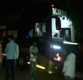 VIDEO: Private bus attempt to kidnap Solapur | VIDEO- सोलापुरात खासगी बसच्या अपहरणाचा प्रयत्न VIDEO: Private bus attempt to kidnap Solapur | VIDEO- सोलापुरात खासगी बसच्या अपहरणाचा प्रयत्न