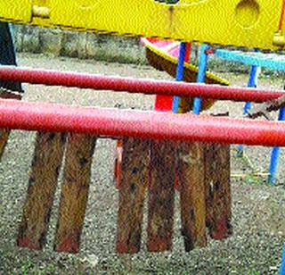 Due to the park's garden deterioration | भांडुपमधील पालिकेच्या उद्यानाची दुरवस्था Due to the park's garden deterioration | भांडुपमधील पालिकेच्या उद्यानाची दुरवस्था