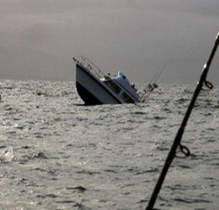 The boat sank but the fishermen reached the coast of km 4 km | बोटी बुडाल्या पण मच्छीमारांनी साडेचार किमी पोहून गाठला किनारा