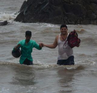 The lover of the rock on the rock of the sea (Photo Story) | समुद्रातील खडकावर अडकले प्रेमी युगुल ( फोटो स्टोरी)