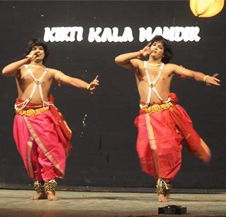 VIDEO: Nasik - Kuchipudi, Kathak Dances of Jugalbandi Rashika | VIDEO : नाशिक - कुचीपुडी, कथक नृत्याच्या जुगलबंदीला रसिकांची दाद