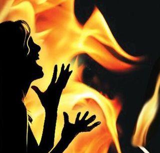 Oh dear! The child was burned to death by the mother of the victim | अरे बापरे ! नोकरीचा तगादा लावणा-या आईला मुलाने जिवंत जाळलं