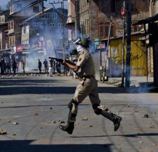 17 people injured in Jammu and Kashmir violence | जम्मू - काश्मीरमध्ये हिंसाचारात 17 जण जखमी