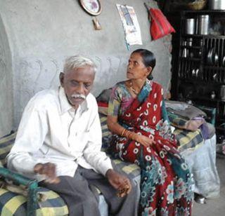 Satyawati, the hand of the couple who lived in the temple, came to help | सटवाई मंदिरात राहणाऱ्या त्या दाम्पत्याच्या मदतीला सरसावले हात