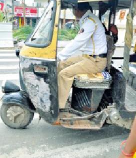 Women's torture and traffic police readiness: | महिलेची छेड अन् वाहतूक पोलिसाची तत्परता :