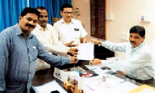 Remove the demands of the employees | कर्मचाऱ्यांच्या मागण्या निकाली काढा Remove the demands of the employees | कर्मचाऱ्यांच्या मागण्या निकाली काढा