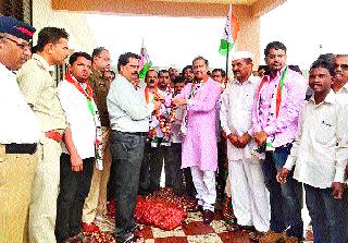 Nationalist Congress aggressor: Movement across the district for the assassination | राष्ट्रवादी कॉँग्रेस आक्रमक : हमीभावासाठी जिल्ह्याभर आंदोलने Nationalist Congress aggressor: Movement across the district for the assassination | राष्ट्रवादी कॉँग्रेस आक्रमक : हमीभावासाठी जिल्ह्याभर आंदोलने