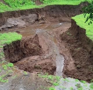 Farmers havoc due to excessive agricultural land being transported | अतिवृष्टीत शेतजमिनी वाहून गेल्यामुळे शेतकरी हवालदिल Farmers havoc due to excessive agricultural land being transported | अतिवृष्टीत शेतजमिनी वाहून गेल्यामुळे शेतकरी हवालदिल