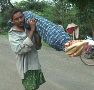 Oh dear! He took 10 km journey on the shoulder of his wife | अरे बापरे ! पत्नीचा मृतदेह खांद्यावर घेऊन त्याने केला 10किमी प्रवास