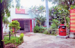 The campus of the Ballarpur post flourished with flowers and flowers | बल्लारपूर पोस्टाचा परिसर झाड-फुलांनी बहरला The campus of the Ballarpur post flourished with flowers and flowers | बल्लारपूर पोस्टाचा परिसर झाड-फुलांनी बहरला