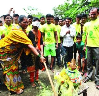 This year, Govind's swimmer Uthanech | यंदा गोविंदांची घागर उताणीच