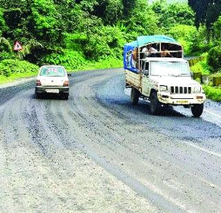 The work of filling up potholes on the highway is fast | महामार्गावरील खड्डे भरण्याचे काम तेजीत