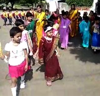 VIDEO: Message of female gender equality by wearing clothes of sarees | VIDEO : विद्यार्थ्यांचा साडी परिधान करुन रॅलीव्दारे स्त्री समानतेचा संदेश