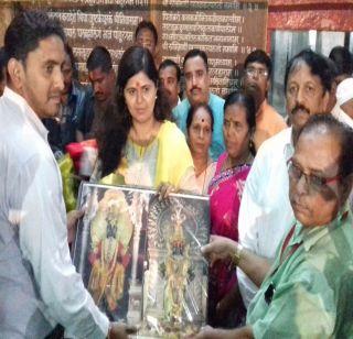 Pankaja Munde took the view of Vitthal | पंकजा मुंडे यांनी घेतले विठ्ठलाचे दर्शन