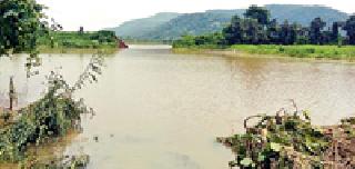 Hundreds of hectares of land under water ponds have fallen due to the fall of the lake | तलाव फुटल्याने शेकडो हेक्टर शेतजमीन पाण्याखाली