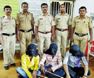 The passengers were arrested for robbing the gang | प्रवाशांना लुटणाऱ्या टोळीला अटक The passengers were arrested for robbing the gang | प्रवाशांना लुटणाऱ्या टोळीला अटक