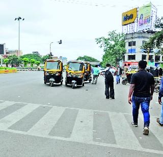 Workout needs to be done while crossing the road | रस्ता ओलांडताना करावी लागतेय कसरत