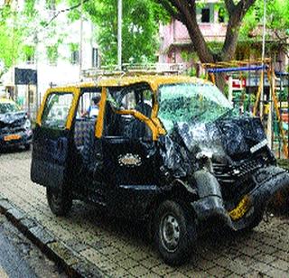 Two taxi accident in the tempo of milk tempo | दूध टेम्पोच्या धडकेत दोन टॅक्सींचा अपघात