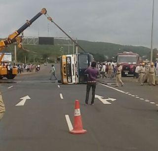 On the Pune-Bangalore highway, the traffic congestion overturned by the tanker | पुणे - बंगळुरु महामार्गावर टँकर उलटल्याने वाहतुकीची कोंडी