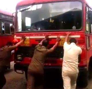 VIDEO: To start the train, the passengers have to pay a daily routine! | VIDEO : गाडी सुरु करण्यासाठी प्रवाशांना बसला दररोज दयावा लागतो धक्का!